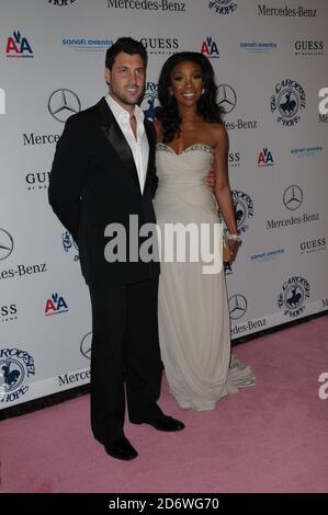 Maksim Chmerkovskiy und Brandy NORWOOD nehmen am 32. Jährlichen Karussell des Hope Ball im Beverly Hilton Hotel in Beverly Hills, CA Teil. Am 10/23/201 Stockfoto