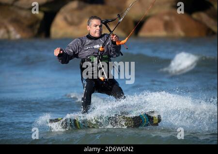 Ein Kitesurfer am Corporation Beach in Dennis, Massachusetts, USA (Cape Cod) an einem Herbsttag. Stockfoto