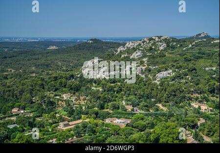 Kalksteinfelsen bei Les Baux-de-Provence in den Alpilles, Département Bouches-du-Rhône, Provence, Südfrankreich Stockfoto