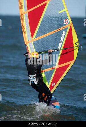 Kiteboarding am Corporation Beach in Dennis, Massachusetts, USA (Cape Cod) an einem Herbsttag. Stockfoto