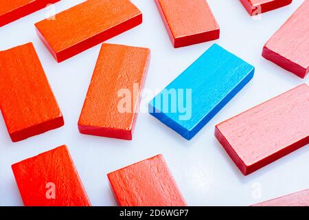 Bunte Domino Bausteine auf weißem Hintergrund Stockfoto