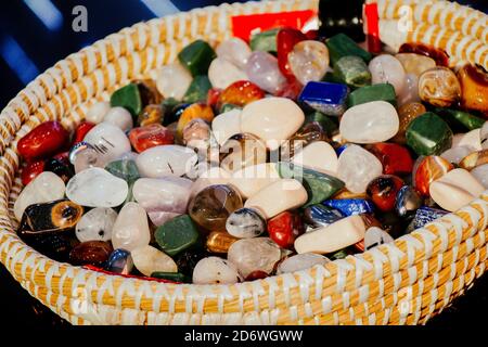 Set aus natürlichen verschiedenen mineralischen Edelsteinen in verschiedenen Farben Stockfoto