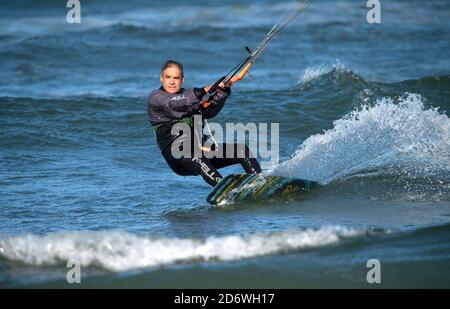 Kiteboarding am Corporation Beach in Dennis, Massachusetts, USA (Cape Cod) an einem Herbsttag. Stockfoto