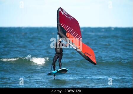 Kiteboarding am Corporation Beach in Dennis, Massachusetts, USA (Cape Cod) an einem Herbsttag. Stockfoto