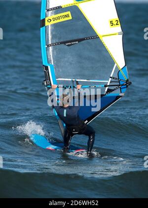 Kiteboarding am Corporation Beach in Dennis, Massachusetts, USA (Cape Cod) an einem Herbsttag. Stockfoto