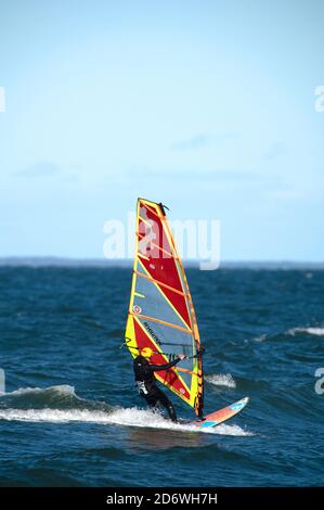 Kiteboarding am Corporation Beach in Dennis, Massachusetts, USA (Cape Cod) an einem Herbsttag. Stockfoto