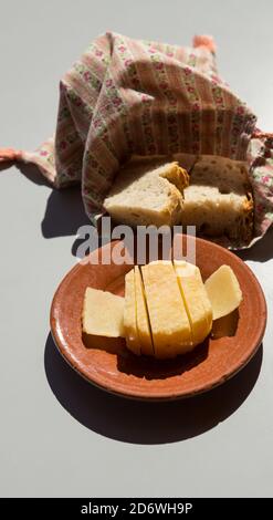 Traditioneller Schafskäse und Brot aus der Region Alentejo, Portugal Stockfoto