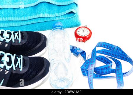 Sportschuhe, Wasserflasche, gesundes Lifestyle-Konzept, gesundes Essen, Sport und Ernährung. Stockfoto