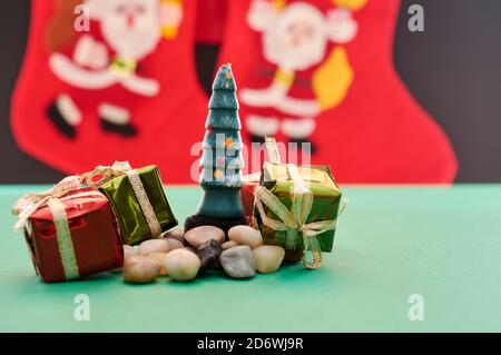 Weihnachtsdekoration, einige verschiedene weihnachtsschmuck, auf einem grünen und schwarzen Hintergrund, in neuer Normalität Stockfoto