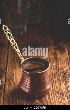 Frisch gebrühter türkischer Kaffee Stockfoto