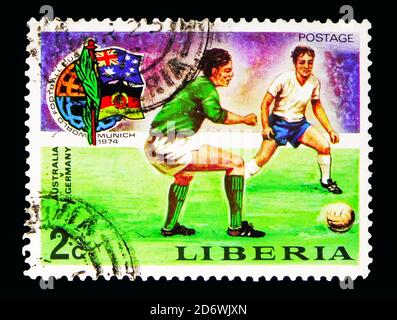 MOSKAU, RUSSLAND - 13. MAI 2018: Eine in Liberia gedruckte Briefmarke zeigt Australien - Ostdeutschland, Fußball WM 1974, Deutschland Serie, um 1974 Stockfoto