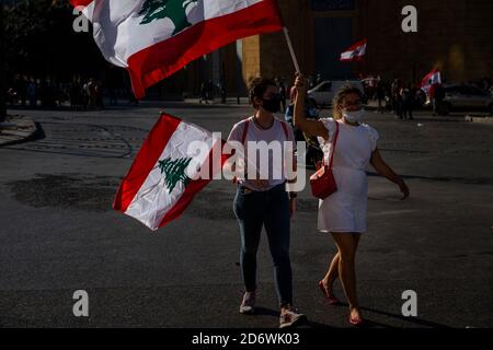 Beirut, Libanon. Oktober 2020. Während eines regierungsfeindlichen Protestes am 17. Oktober 2020 in Beirut, Libanon, singen und schwenken Menschen Fahnen. Die Demonstration markierte auch den einjährigen Jahrestag der Revolution von 2019, die den ehemaligen Premierminister Saad Hariri im Januar 2020 zum Rücktritt veranlasste. Quelle: Daniel Carde/ZUMA Wire/Alamy Live News Stockfoto