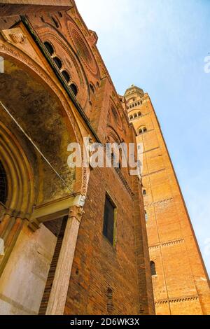 Historische Architektur der Piazza del Duomo in Cremona, Italien an einem sonnigen Tag. Stockfoto