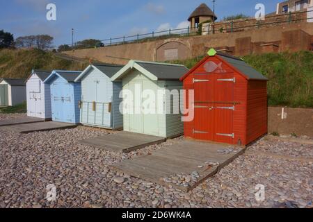 Bunte Strandhütten, Budleigh Salterton, East Devon, England, Großbritannien Stockfoto