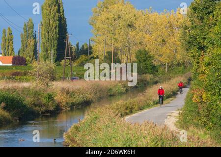 Baden: Wiener Neustädter Kanal, Radler in Wienerwald, Wienerwald, Niederösterreich, Niederösterreich, Österreich Stockfoto