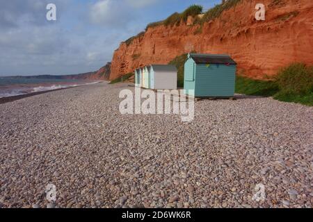 Blick auf die Strandhütte unter roten Sandsteinklippen, Budleigh Salterton, East Devon, England Stockfoto