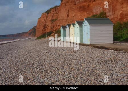 Blick auf die Strandhütte unter roten Sandsteinklippen, Budleigh Salterton, East Devon, England Stockfoto