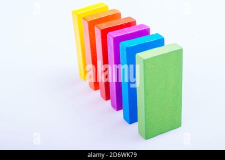 Bunte Domino Bausteine auf weißem Hintergrund Stockfoto