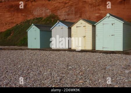 Blick auf die Strandhütte unter roten Sandsteinklippen, Budleigh Salterton, East Devon, England Stockfoto