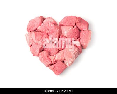 Rohes Fleisch, das in Form eines Herzens ausgelegt ist. Der Blick von oben. Stockfoto