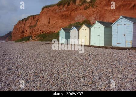 Blick auf die Strandhütte unter roten Sandsteinklippen, Budleigh Salterton, East Devon, England Stockfoto