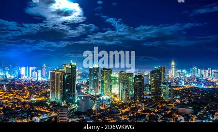 Blick auf die beleuchtete Skyline von Makati während des Sonnenuntergangs. Stockfoto