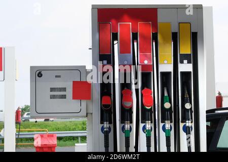 Tankstellenpumpe. Tankstelle und Petroling Konzept. Zum Befüllen des Fahrzeugs mit Kraftstoff. Benzin, Öl und Dieselprodukte. Stockfoto