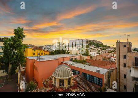 Die antike Akropolis und Parthenon auf dem Akropolis-Hügel von der Plaka-Region unten in der Stadt Athen, Griechenland bei Sonnenuntergang betrachtet. Stockfoto