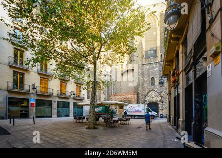 Am frühen Morgen Lieferungen als zwei Arbeiter mit einem Lieferwagen machen ihre Runden im gotischen Viertel von Barcelona Spanien Stockfoto