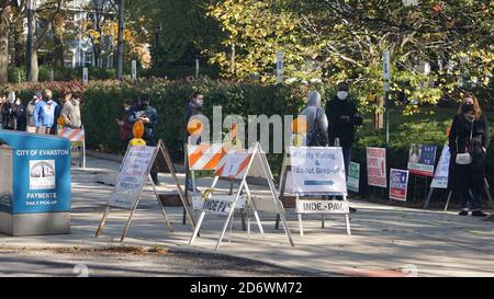 Die vorzeitige Abstimmung wird im Civic Center in Evanston, IL, eröffnet. Am späten Morgen wurde die Linie um den Block gewickelt. Die Wähler warteten über zwei Stunden. Stockfoto