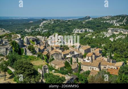 Blick auf das Dorf Les Baux-de-Provence vom Burgruine aus gesehen, Departement Bouches-du-Rhône, Südfrankreich Stockfoto