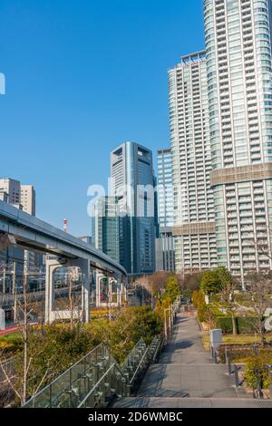 New Transit Yurikamome läuft auf Hochbahn in ShiodomeTokyo Japan. Stockfoto