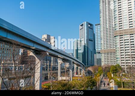 New Transit Yurikamome läuft auf Hochbahn in ShiodomeTokyo Japan. Stockfoto