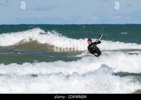 Kitesurfer am Lake Michigan am Montrose Hafen in Chicago Stockfoto