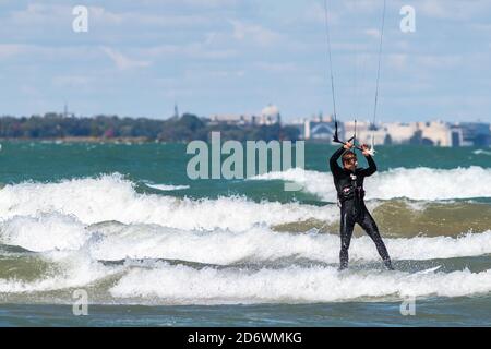 Kitesurfer am Lake Michigan am Montrose Hafen in Chicago Stockfoto