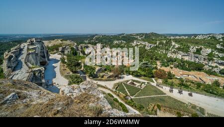 Château des Baux-de-Provence und das Dorf Les Baux-de-Provence vom Bergrücken der Burgruine aus gesehen, Département Bouches-du-Rhône, südlicher Fr. Stockfoto