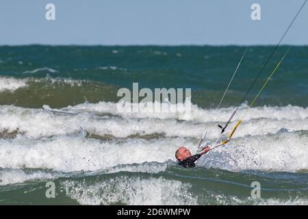 Kitesurfer am Lake Michigan am Montrose Hafen in Chicago Stockfoto