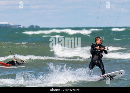 Kitesurfer am Lake Michigan am Montrose Hafen in Chicago Stockfoto