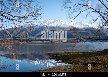 Schneebedeckte Bergkette, Harris Mountains, reflektiert in Glendhu Bay, Wanaka, Central Otago, South Island, Neuseeland Stockfoto