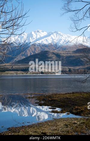 Schneebedeckte Bergkette, Harris Mountains, reflektiert in Glendhu Bay, Wanaka, Central Otago, South Island, Neuseeland Stockfoto