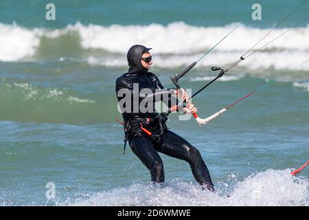 Kitesurfer am Lake Michigan am Montrose Hafen in Chicago Stockfoto