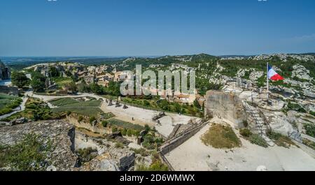 Château des Baux-de-Provence mit dem Turm Paravelle und dem Dorf Les Baux-de-Provence vom Berghof der Burgruine Bouches-du-Rhône de aus gesehen Stockfoto