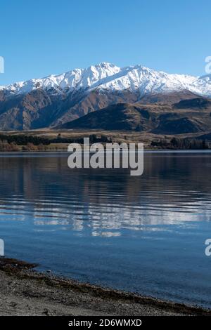 Schneebedeckte Bergkette, Harris Mountains, reflektiert in Glendhu Bay, Wanaka, Central Otago, South Island, Neuseeland Stockfoto