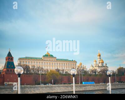 Moskauer Großkremlpalast und Iwan der große Glockenturm Am Abend Stockfoto