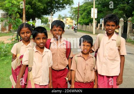 KANCHI, INDIEN - AUG 16: Nicht identifizierte hindu-Schulkinder in Uniform gehen nach dem Unterricht am 16. August 2020 in Kanchipuram, Tamil Nadu nach Hause Stockfoto