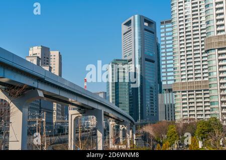 New Transit Yurikamome läuft auf Hochbahn in ShiodomeTokyo Japan. Stockfoto