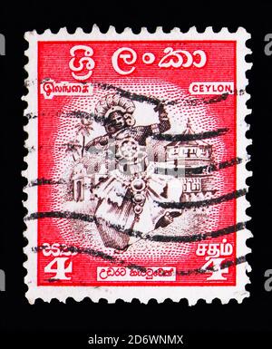 MOSKAU, RUSSLAND - 13. MAI 2018: Eine in Ceylon gedruckte Marke zeigt Tänzer aus Kandy, Lokale Motive Serie, um 1958 Stockfoto