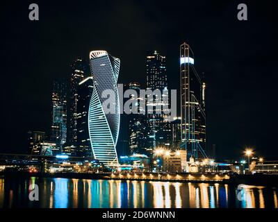 Moskau City International Business Center und Reflexionen in der Nacht Stockfoto