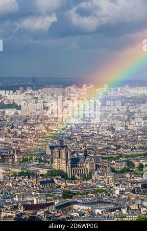 Kathedrale Notre Dame de Paris unter einem Regenbogen. Stockfoto