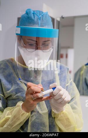 Covid 19 Screening-Test, Patientenname auf den Probenröhrchen, COSEM Mirosmenil Medical Center, Paris. Stockfoto